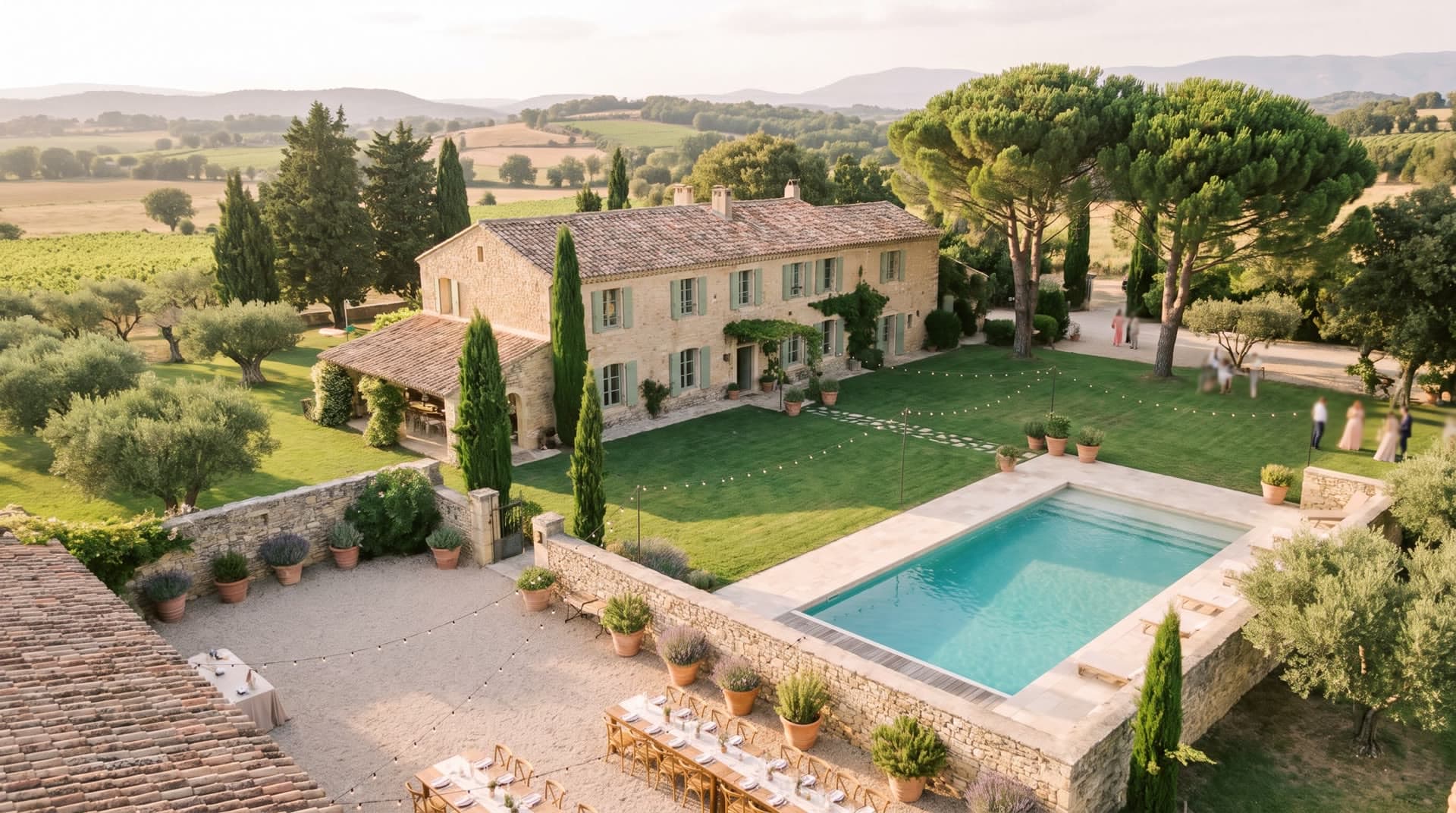 Vue aérienne du Clos de l’Olivier, de sa piscine et de son parc de quatre hectares